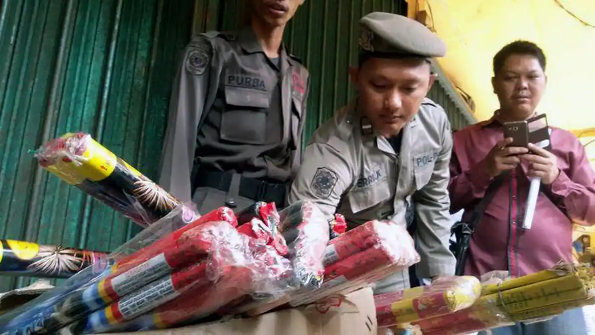 Petugas dan Pedagang di Pasar 17 Ilir Berdebat soal Petasan