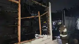 LUDES-TERBAKAR-Petugas-damkar-memadamkan-api-di-rumah-warga-Desa-Gedongan-Karanganyar.jpg
