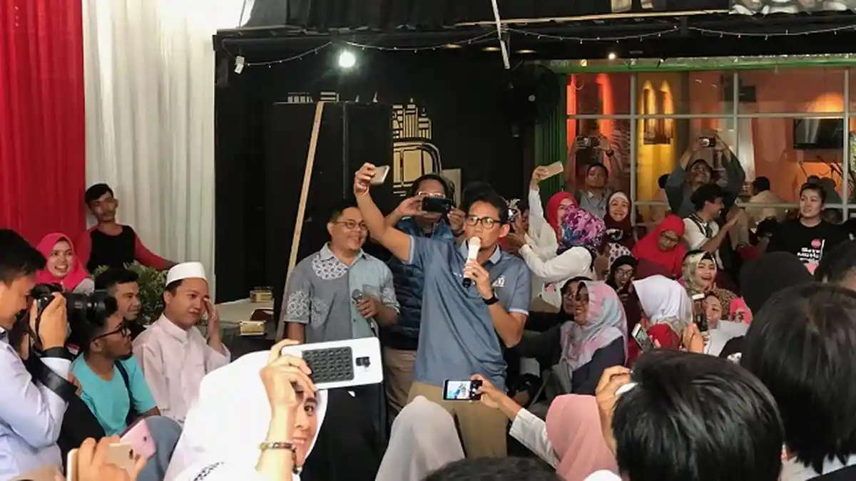 Saat Sandiaga Ajarkan Warga Depok Bagaimana Swafoto yang Benar