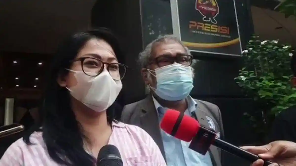 Dihalangi Oknum Polisi, Aelin Berlinang Air Mata Perjuangkan Hak Asuh Putri Kandungnya