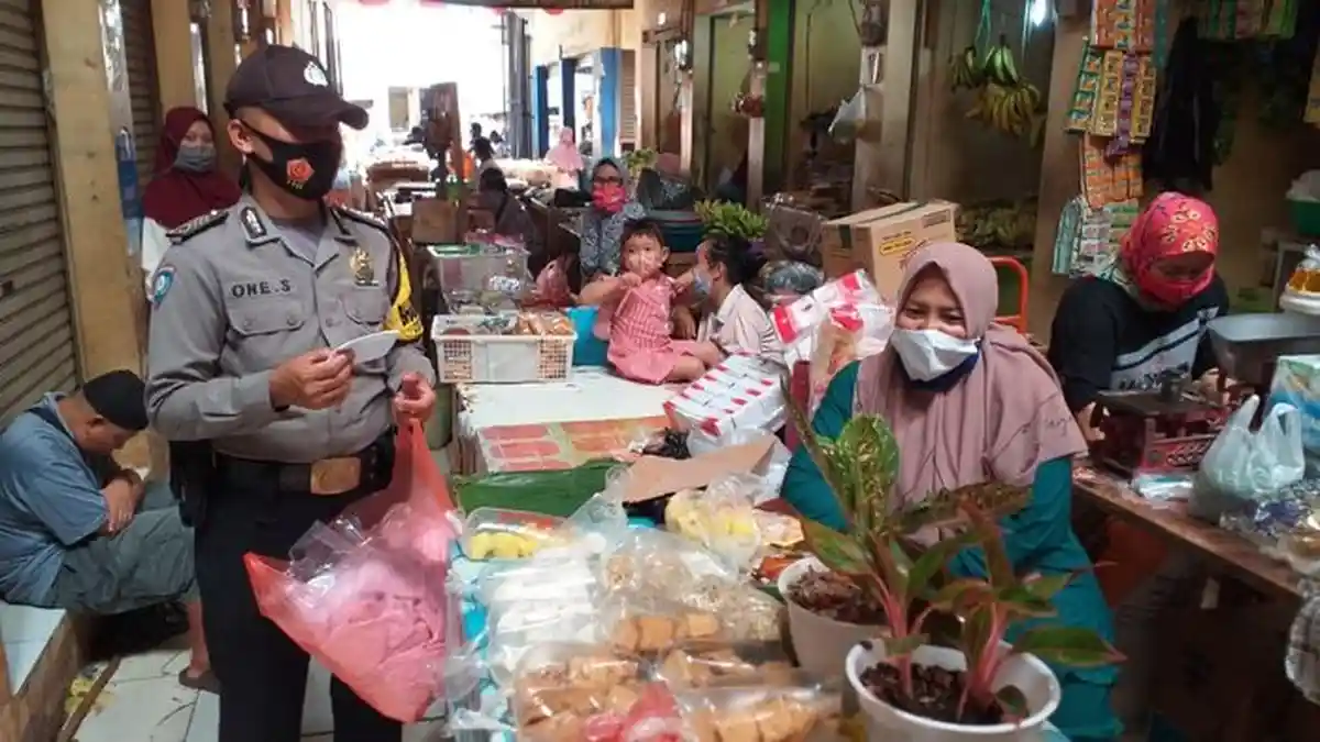 Polisi dan Gugus Tugas Covid-19 Sosialisasikan Protokol Kesehatan Secara Serempak di Seluruh Jabar