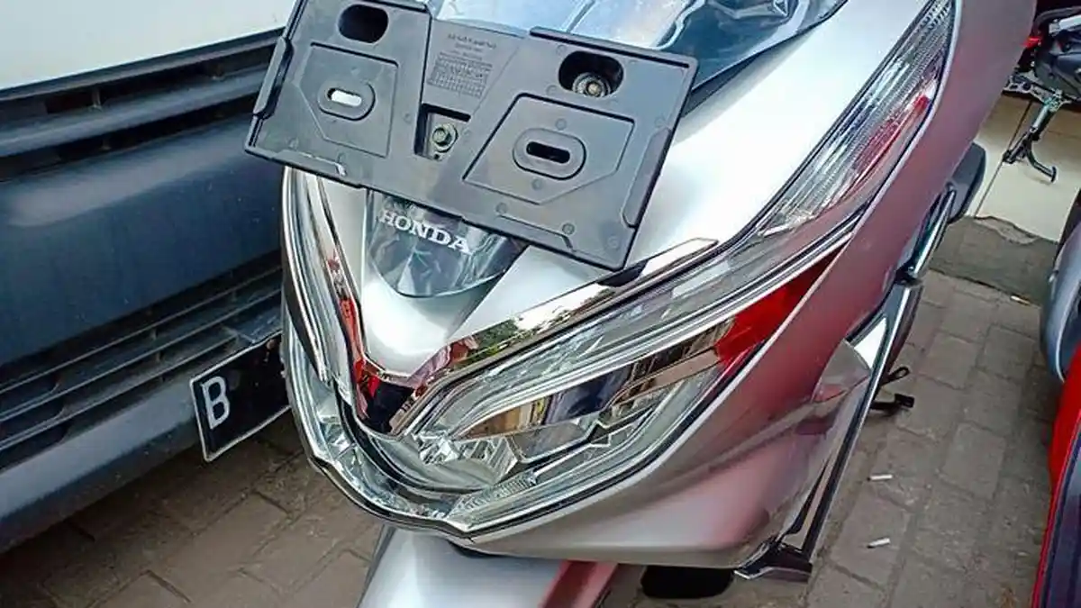 Honda PCX 150 ABS Terbaru Makin Mentereng Tampilannya, Beda Dengan yang Dulu - honda-pcx-150-abs-2019-punya-aksen-garnis-warna-krom-di-atas-lampu-depan-sebagai-alis.jpg