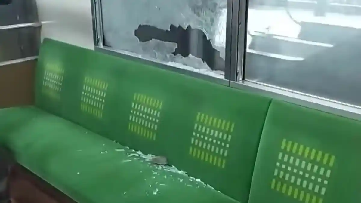 KRL Commuter Line Manggarai-Angke Alami Pecah Kaca Akibat Pelemparan Batu
