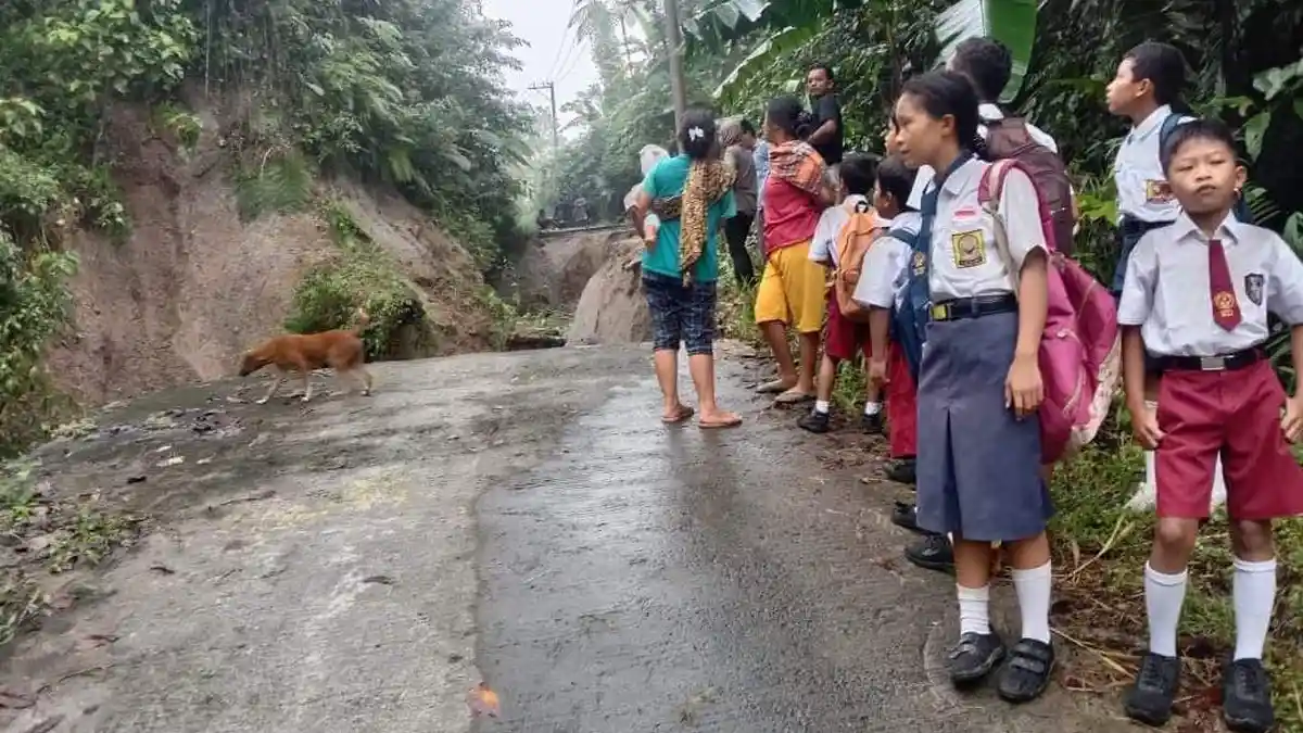 Jalan Putus di Desa Salabulan Sibolangit Siswa tak Bisa Pergi ke Sekolah