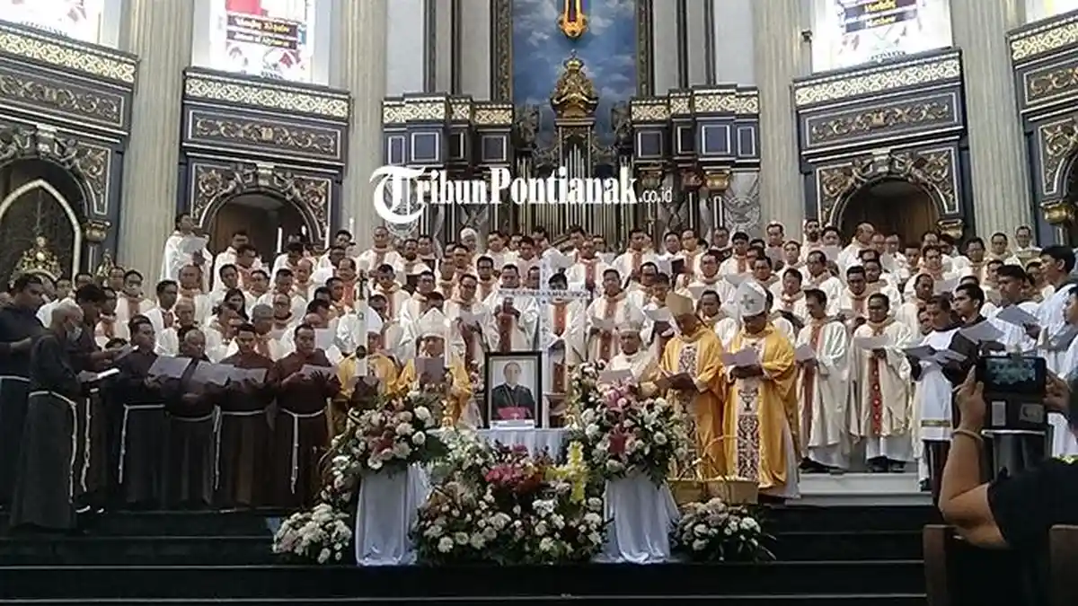 Mgr Agustinus Agus Pimpin Misa Pelepasan Jenazah Uskup Bumbun