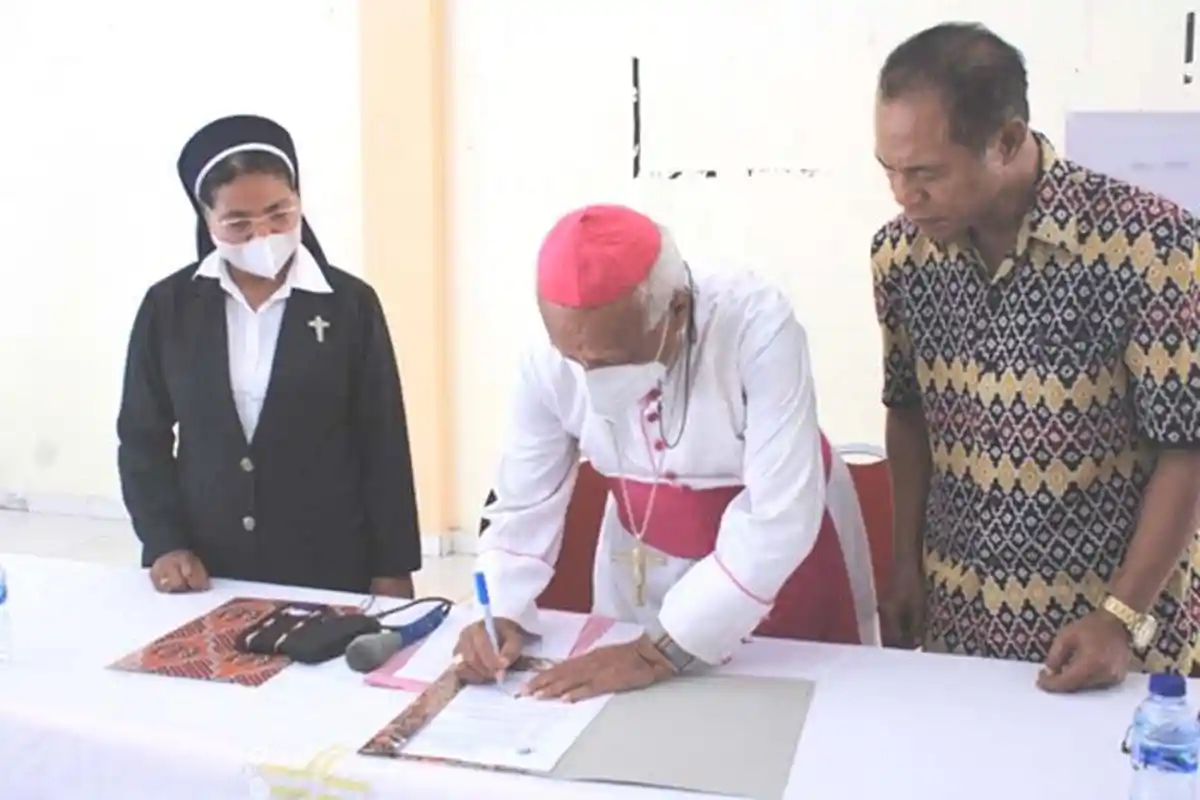 Keuskupan Larantukan Serahkan SK Pengelolaan SDK 1 Santo Tarsisius Lewoleba Kepada Kongregasi CB