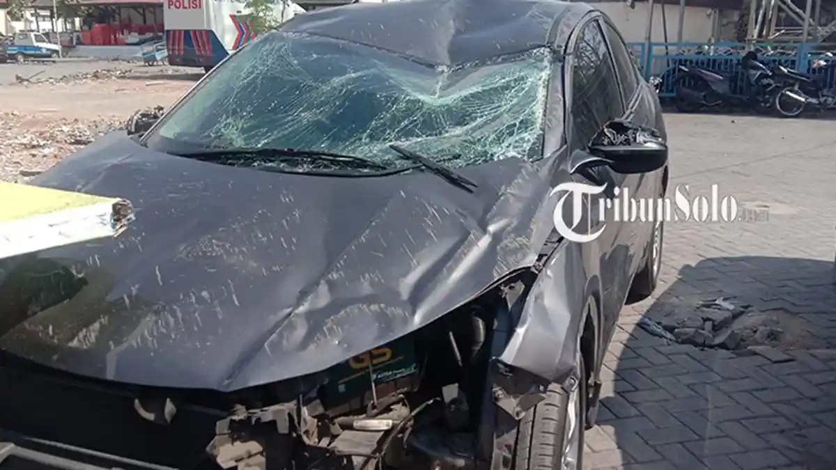 Mobil Honda HR-V Terbalik di Kawasan Pasar Nongko Solo, Kaca Pecah dan Bodi Ringsek 
