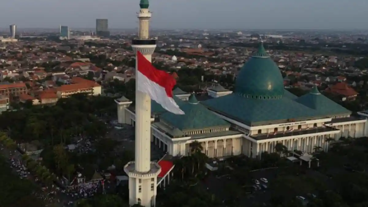 Bendera Merah Putih Super Akbar Berkibar di Menara Masjid Al Akbar Surabaya