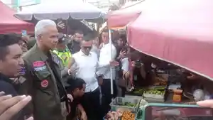 Ganjar-Pranowo-Blusukan-ke-Palembang-Datangi-Pasar-Palimo-Cek-Harga-Kebutuhan-Pokok.jpg