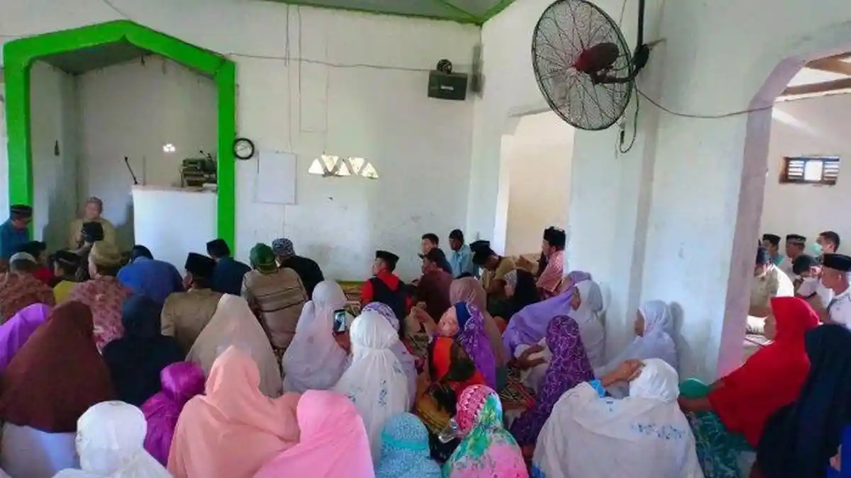 Ruqyah Massal Puluhan Warga yang Diduga Diserang Penyakit Aneh, Pasien Ada yang Kesurupan