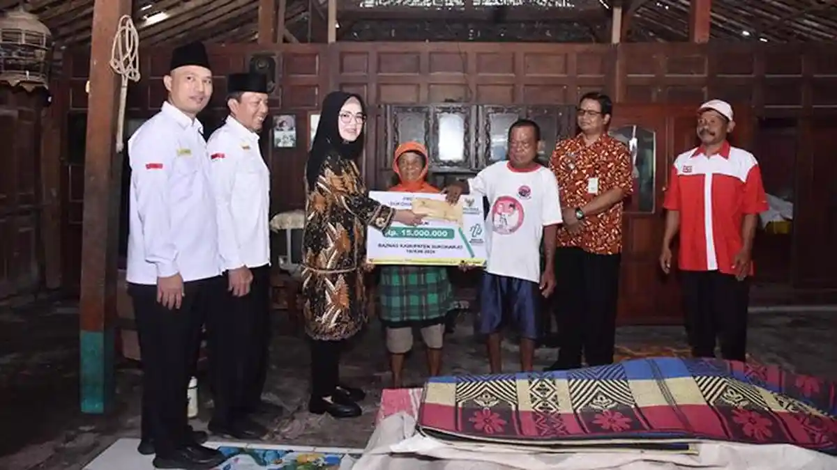 Bupati Etik Suryani Salurkan Bantuan Rehab RTLH ke 6 Warga Weru Sukoharjo