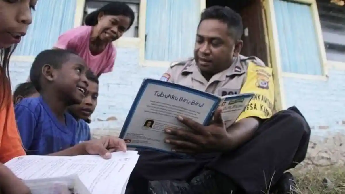 Motor Dinas Polisi Ini Dipenuhi Buku Bacaan, Rela Dijadikan Perpustakaan Agar Anak-Anak Pintar