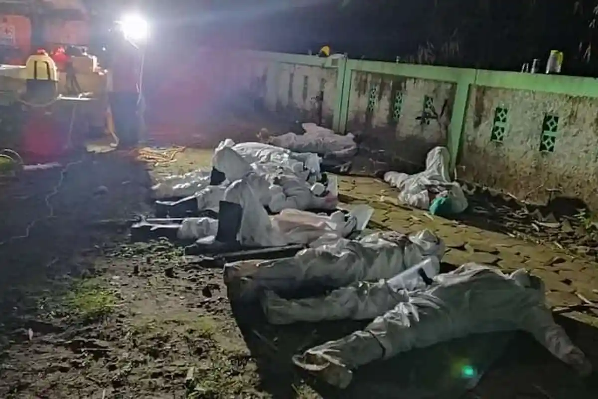 Kerja Keras Petugas Pemakaman Covid-19, Kewalahan hingga Terbiasa Makan dan Tidur di Makam