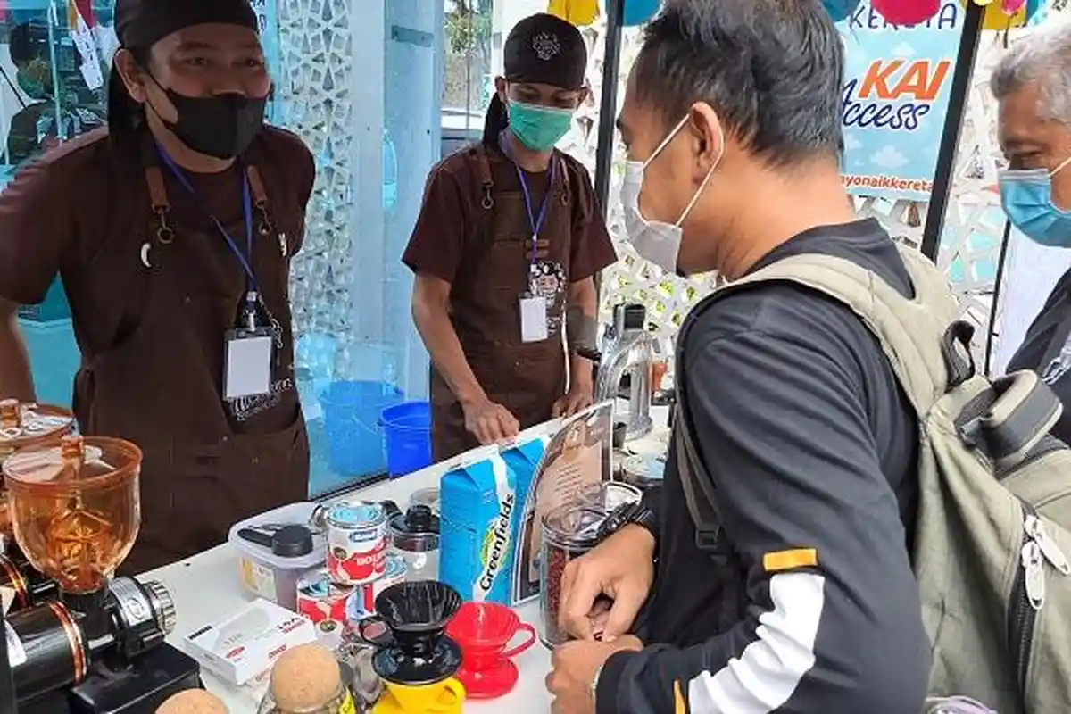 Manjakan Penumpang Kereta, PT KAI Daop 5 Hadirkan Stan Ngopi Santuy di Stasiun Purwokerto