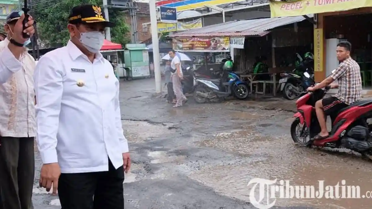 Lihat Tukang Becak Rela Tambal Jalan Rusak, Pj Bupati Sidoarjo Ancam Mutasi Plt Kadis PU BMSDA