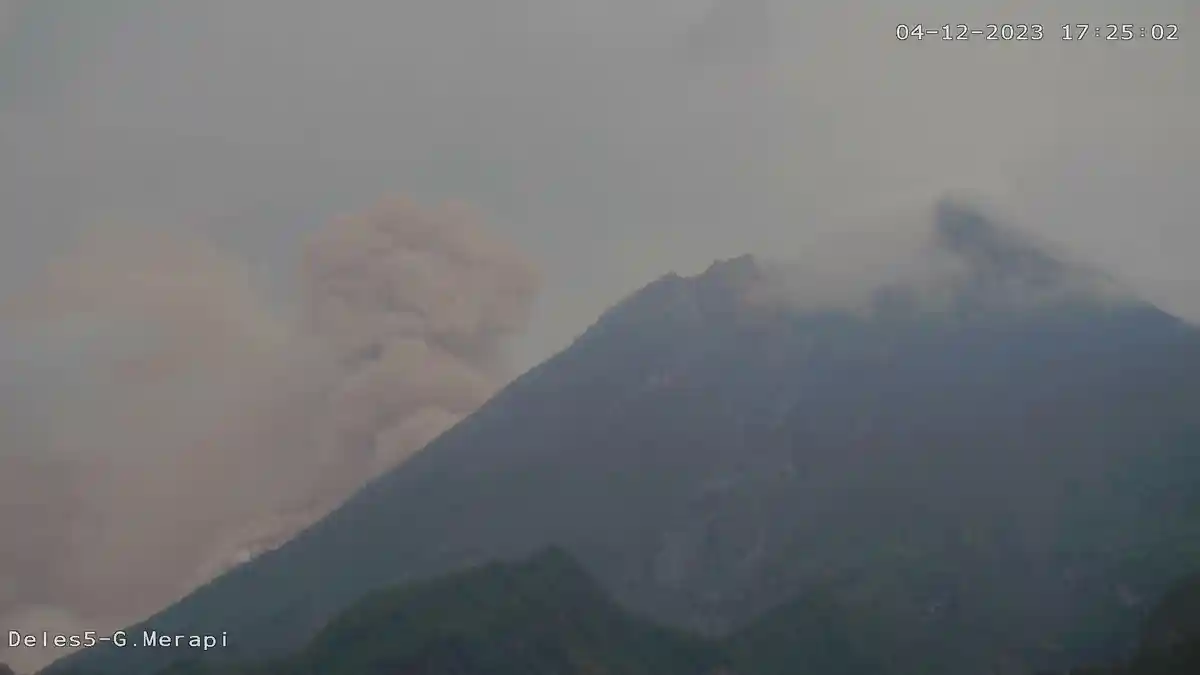 Merapi Erupsi, 4 Kali Lontarkan Awan Panas Guguran, Tinggi Kolom Abu Mencapai 500 Meter