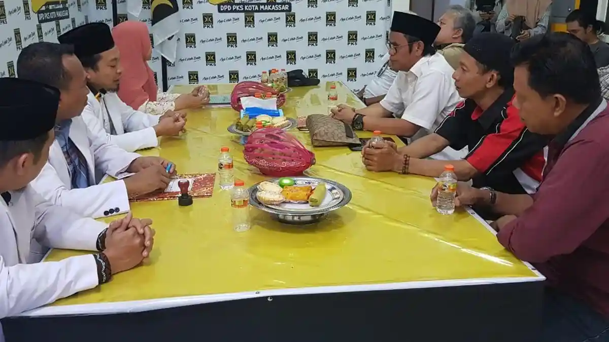 Kembalikan Formulir Pilwali Makassar, Irianto Optimis Diusung PKS