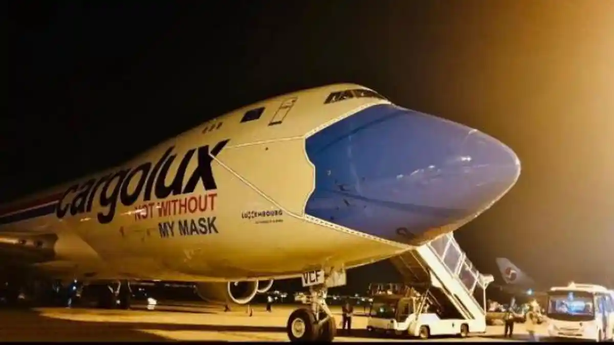 Kini Pesawat Terbang Pun Pakai Masker Karena Pandemi Covid-19
