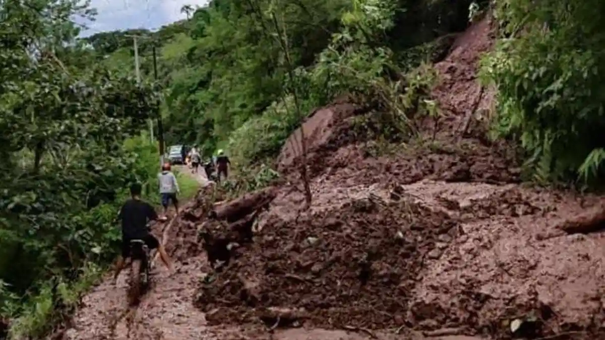 Sudah 3 Hari Warga Kelurahan Ini Terisolir, Kampung Tertutup Longsor Belum Ada Bantuan Alat Berat