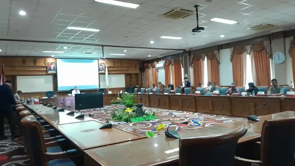 Komisi Gabungan DPRD Kutim Fasilitasi RDPU Soal PHK Karyawan ...