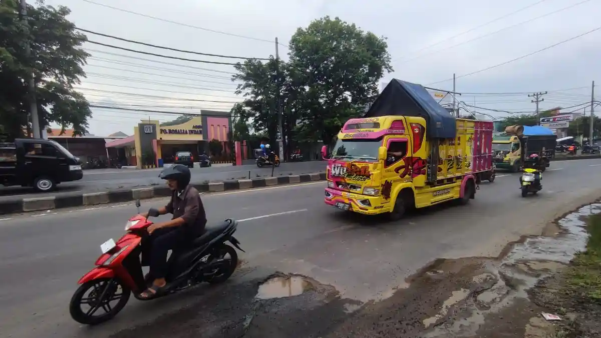 Mohon Perbaiki Jalan yang Rusak Akibat Hujan dan Banjir Kemarin