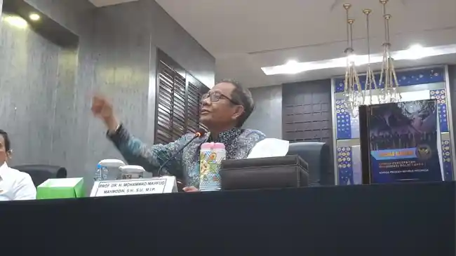 Momen Hangat di Istana, Mahfud Cerita Suasana saat Serahkan Dokumen Reformasi Polri ke Prabowo