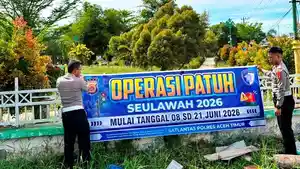 Satlantas-Aceh-Timur-memasang-spanduk-pemberitahuan-Operasi-Patuh-Seulawah.jpg