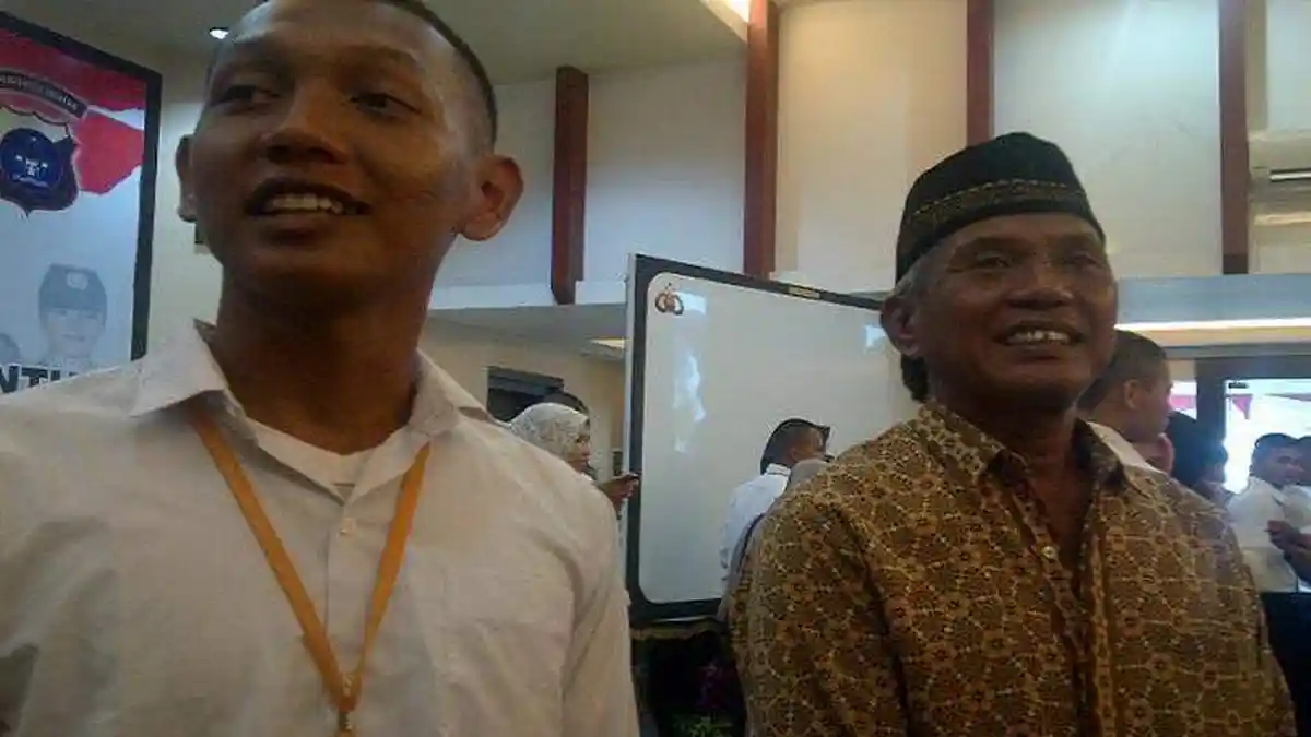 Bahagianya Meka Sang Penjual Martabak, Diterima Jadi Bintara Tanpa Mengeluarkan Uang Sepeser Pun