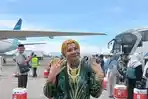 seorang-wanita-jemaah-haji-2023-berpenampilan-nyentrik-saat-pulang-ke-indonesia.jpg
