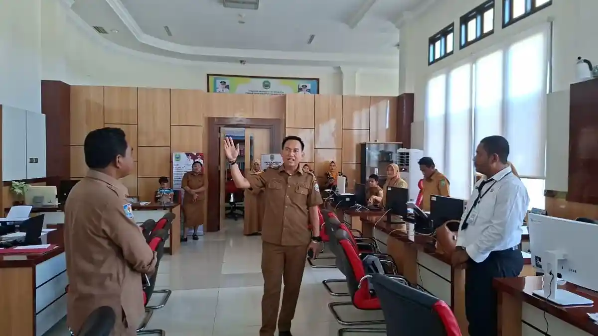 Sekkab Halmahera Timur Ricky Richfat Sidak Sejumlah Kantor OPD, Hasilnya?