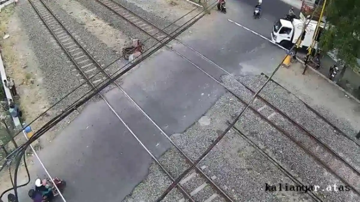VIRAL Video Emak-emak di Bojonegoro Terobos dan Tabrak Palang Pintu Perlintasan KA hingga Copot