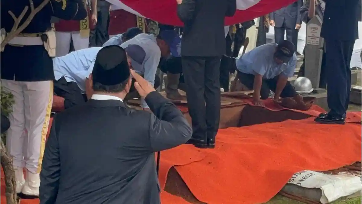 Prabowo Jadi Inspektur Upacara, Hujan Iringi Pemakaman Try Sutrisno ke Peristirahatan Terakhir