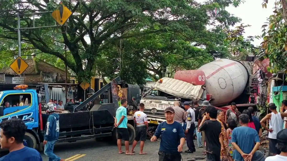Truk Molen Tabrak Rumah di Kota Malang, Penyebabnya Sopir Mendadak Pusing