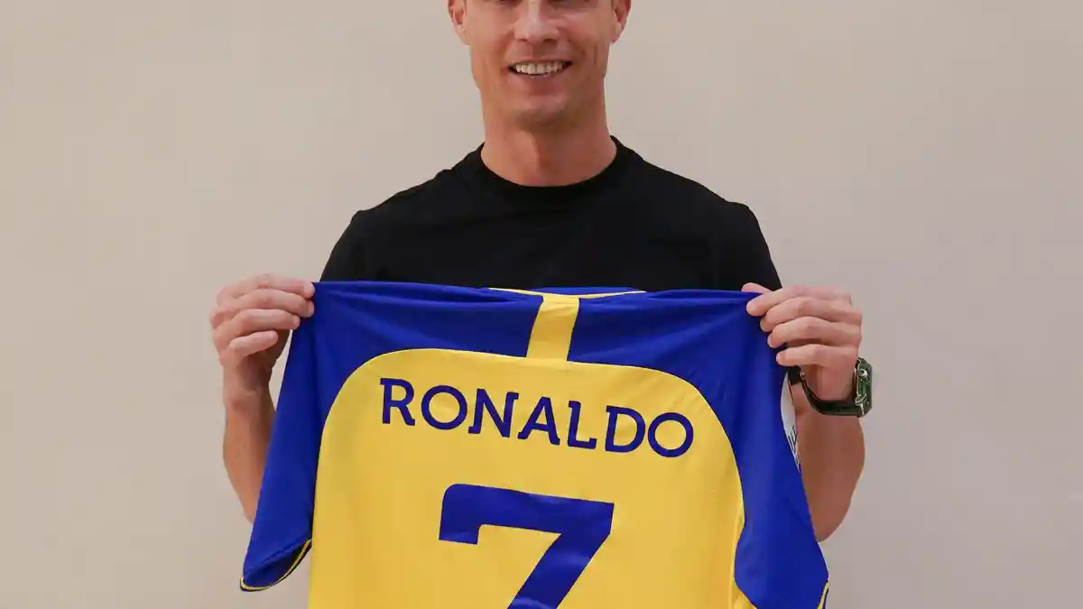 CRISTIANO Ronaldo Resmi Gabung Al Nassr, Cetak Rekor Sepanjang Sejarah, Jadi Manusia Rp 3 Triliun
