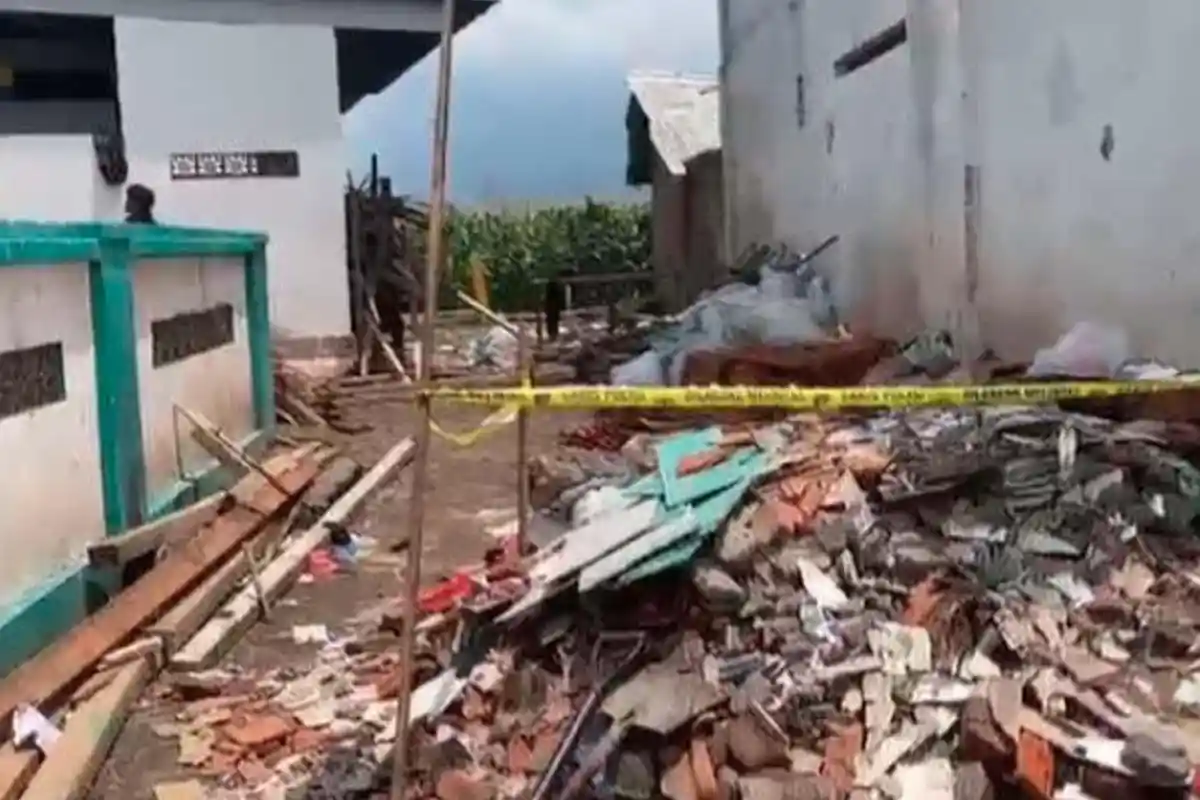 Kisah Detik-Detik Ambruknya Atap Kamar di Ponpes Situbondo, Santriwati  Menangis Tertimpa Kayu