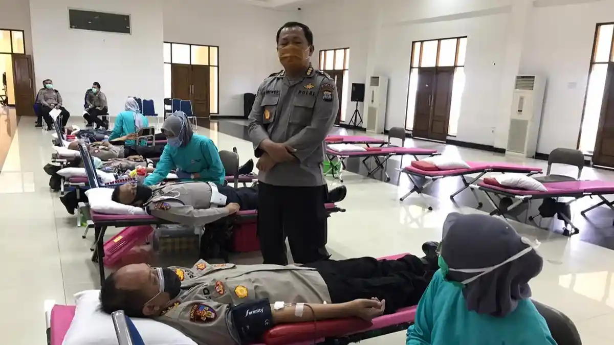 Jaga Stok Darah di Kota Padang, Personel dan ASN Polda Sumbar Donorkan Darah