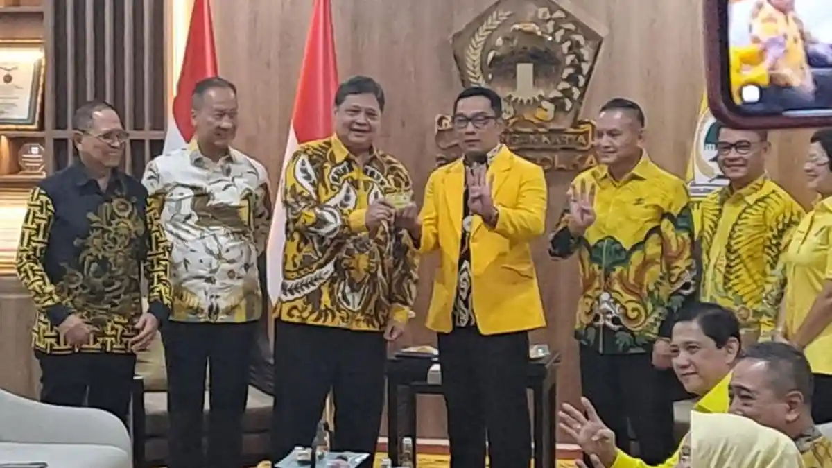 SAH! Ridwan Kamil Kader Golkar, Airlangga Hartarto Beri Jas Kuning dan KTA