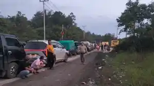 Para-pengemudi-menunggu-buka-jalan-lintas-riau-sumbar.jpg