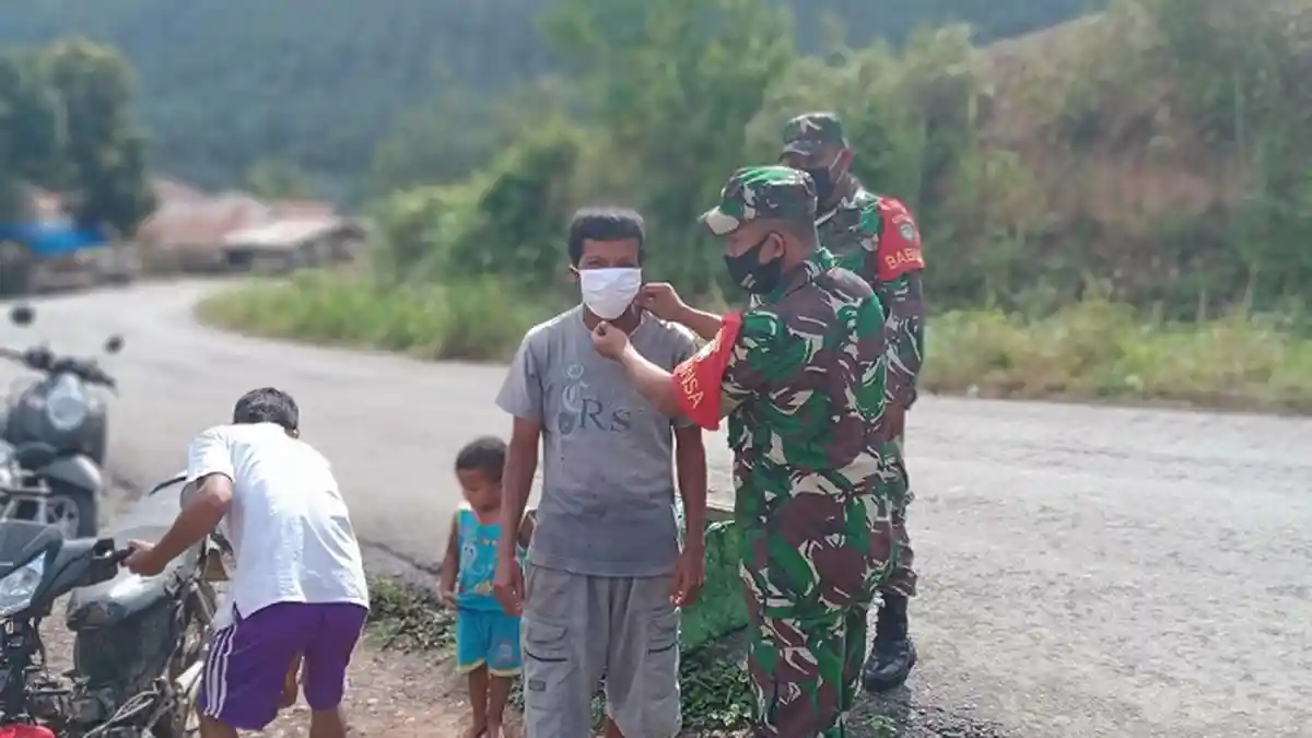 Cegah Covid-19 di Aceh Tenggara, Babinsa Sosialisasikan New Normal di Pedalaman Leuser