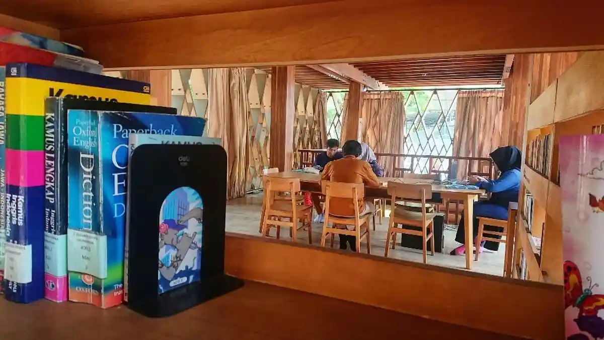 Ngabuburit Sembari Baca Buku di Microlibrary Warak Kayu Semarang, Jadi Jujugan Anak Muda