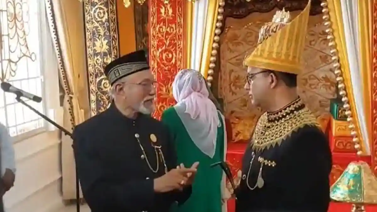 Anies Baswedan Begitu Mesranya Bersama Wali Nanggroe - Anies-Baswedan-berbincang-dengan-Wali-Nanggroe-Aceh.jpg