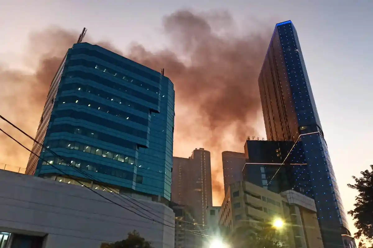 BREAKING NEWS - Tunjungan Plaza Surabaya Kebakaran saat Waktu Berbuka Puasa