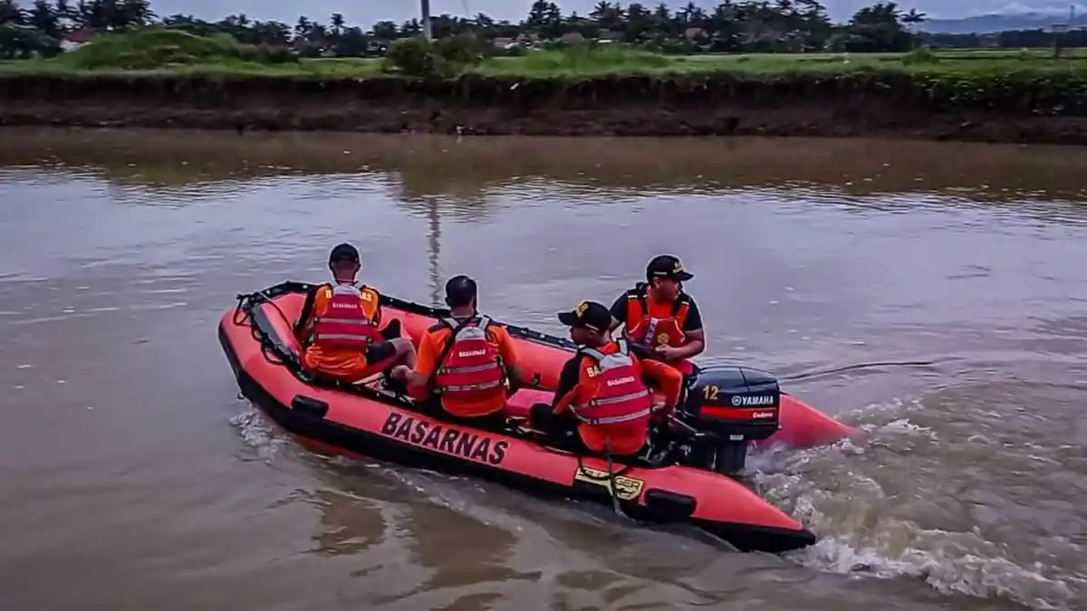 Kapal Dihantam Ombak Besar hingga Terbalik, Penambang Pasir Asal Cilacap Hilang
