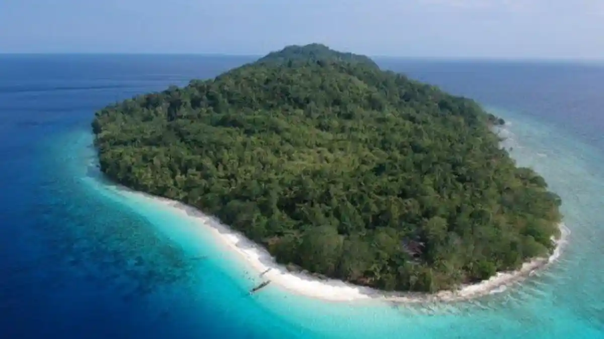 Inilah Pantai Pasir Putih Paling Cantik di Maluku, Surga Tersembunyi, Cocok Buat Libur Lebaran 2025