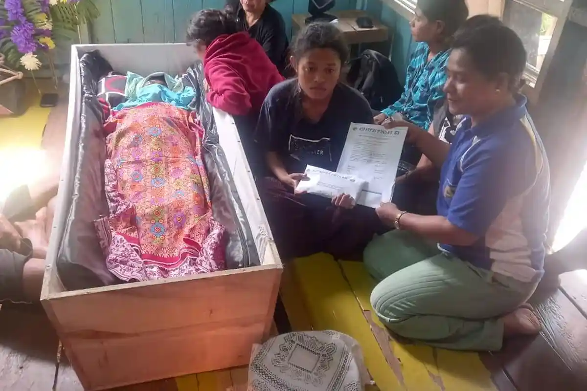 Liska Julianty Serahkan Solduta Pintu Air Kepada Ahli Waris di Sambaliung, Kaltim