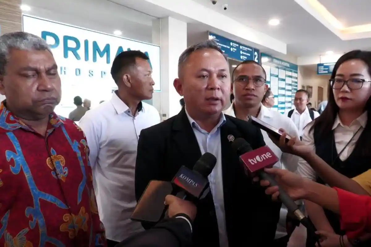 Jenguk Satpol PP Korban Demo Rusuh di Makassar, Wamen HAM Respon Desakan PBB