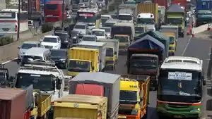 tol-bekasi-mulai-padat_20170618_191312.jpg