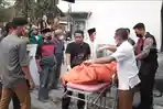 Proses-evakuasi-jasad-pria-lansia-di-Jalan-Terong-Kelurahan-Iringmulyo.jpg