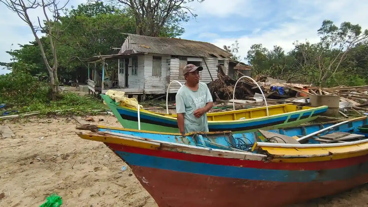Angin Puting Beliung di Mentok Bangka Barat Juga Terbangkan Perahu Nelayan