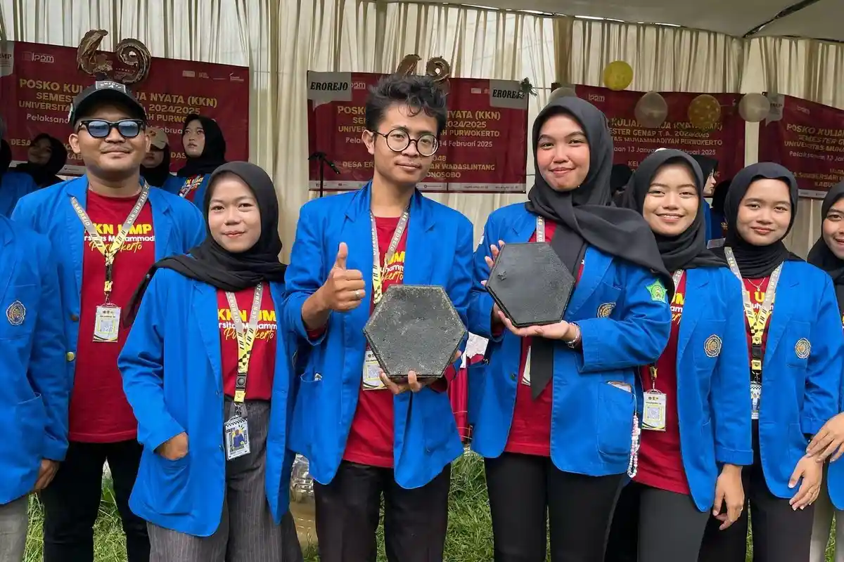 Mahasiswa KKN UMP di Wadaslintang Berinovasi dengan Briket Arang dari Tapioka